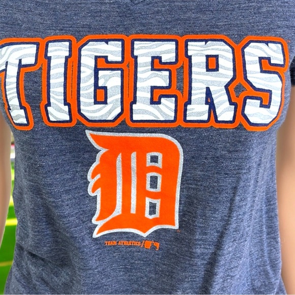 Team Athletics Detroit Tigers Heathered Navy V-Neck Tee - Picture 5 of 13